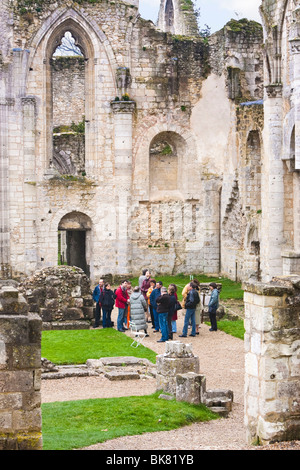 Les gens sur une visite guidée autour de l'Abbaye de Jumièges Calvados Normandie France Banque D'Images