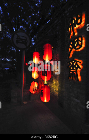 La mode des lanternes à Nanluogu Xiang rue piétonne dans un hutong Beijing Chine Banque D'Images