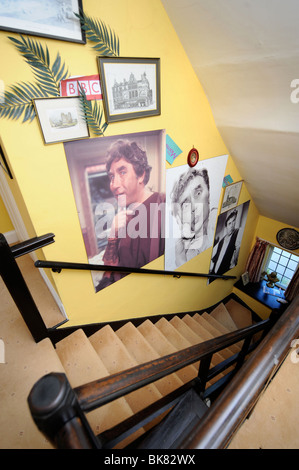 Frankie Howard portraits affichés sur l'escalier d'indécision Down House dans le village de croix, Somerset - ancienne maison de th Banque D'Images