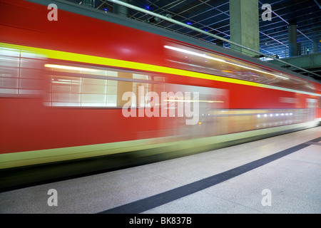 L'Europe, Allemagne, Berlin, moderne train station - train en tirant sur la station Banque D'Images