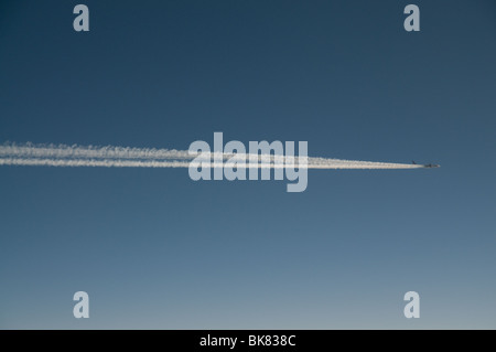 Plume d'un avion vu à 30 000 pieds Banque D'Images