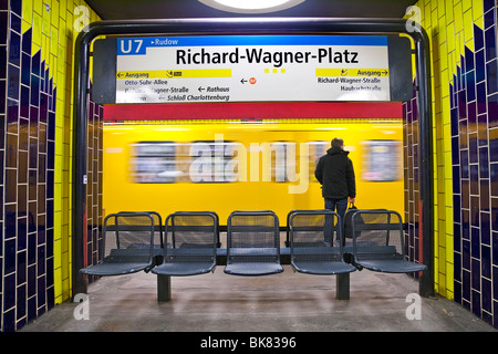 L'Europe, Allemagne, Berlin, la station de métro moderne - train en tirant sur la station Banque D'Images