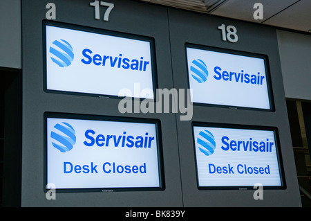 Écrans pour Servisair checkin un Bureau dit "esk fermé' Banque D'Images