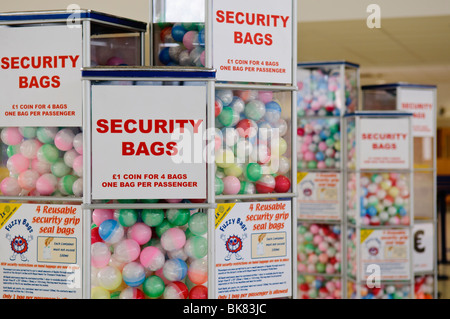 Distribution de sacs de sécurité des distributeurs automatiques pour les liquides dans un aéroport Banque D'Images