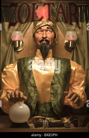 Fortune Teller dans gypsy costumes dans une bonne aventure mécanique machine avec Crystal Ball Banque D'Images