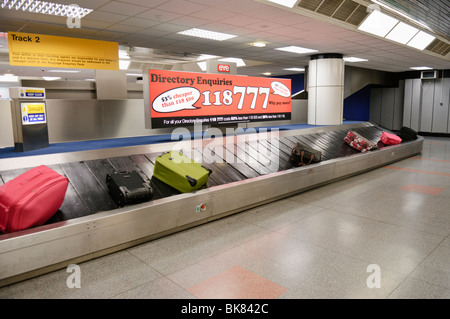 Bagages/bagages sur un carrousel à bagages à l'aéroport Banque D'Images