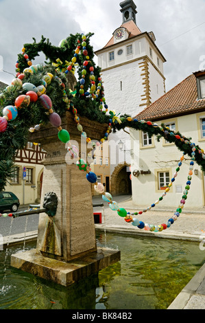 Fontaine décorée pour Pâques à Prichsenstadt, Franconia, Bavaria, Germany. Banque D'Images