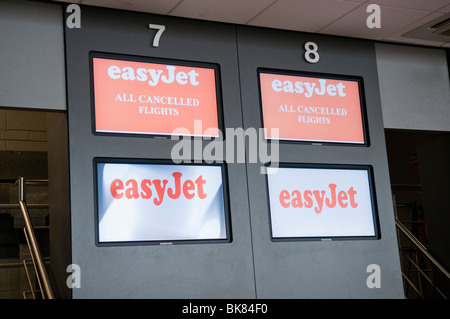 Easyjet guichets d'enregistrement indiquant "Tous les vols annulés) Banque D'Images