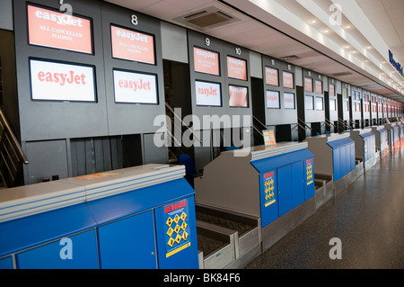 Ligne de vide guichets d'enregistrement dans un aéroport Banque D'Images