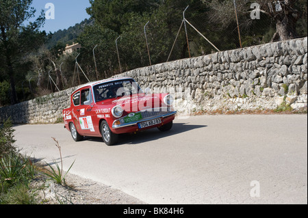 Ford Anglia rouge prenant part à un rallye automobile classique en Espagne Banque D'Images