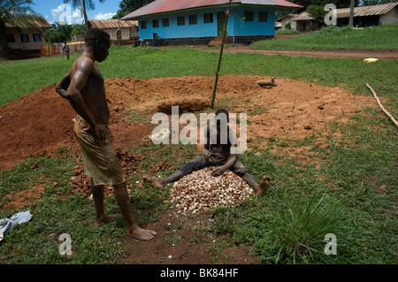 Deux hommes creusant un puits à la recherche d'eau pour l'hôpital. Le nord du Congo Banque D'Images