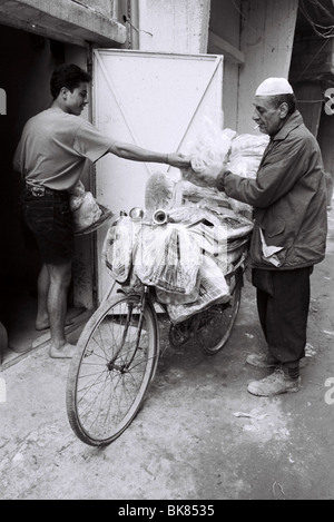 La distribution de pain, camp de réfugiés palestiniens de Chatila au Liban Beyrouth Banque D'Images