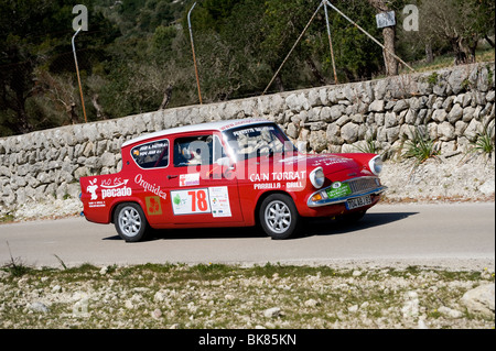 1965 Ford Anglia 105 Voiture de sport classique prenant part à un rassemblement en Espagne. Banque D'Images