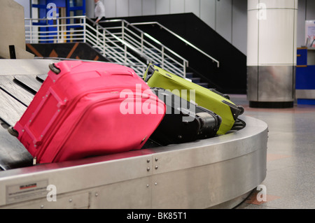 Bagages/bagages sur un carrousel à bagages à l'aéroport Banque D'Images