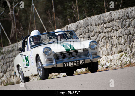 White 1968 Austin Healey sprite voiture de sport classique conduit à un rassemblement par le célèbre présentateur de télévision Jeremy Clarkson. Banque D'Images