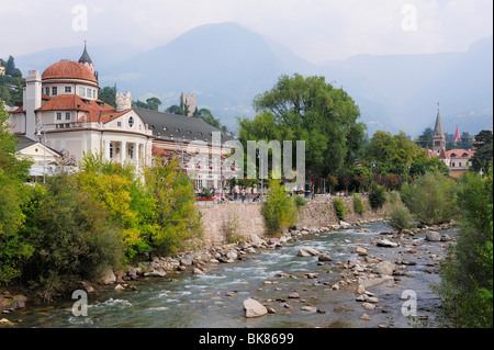 Hôtel Spa et passer rivière, Merano, le Tyrol du Sud, Italie, Europe Banque D'Images