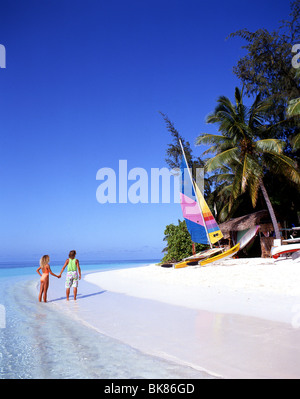 Couple on tropical beach, Atoll de Kaafu, Ihuru, République des Maldives Banque D'Images