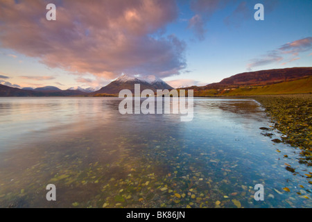 Les Braes sont un groupe de villages près de Portree sur l'île de Skye. Dans la distance sont les montagnes Cuillin. Banque D'Images