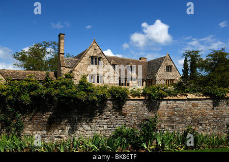 Old Manor House derrière un mur, Armscote, Warwickshire, Angleterre, Royaume-Uni, Europe Banque D'Images