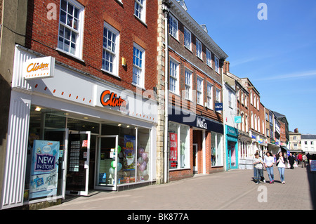 Des boutiques de la rue haute, le Brittox, Devizes, Wiltshire, Angleterre, Royaume-Uni Banque D'Images