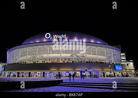 O2 World, d'une salle omnisports pour jusqu'à 17000 spectateurs, scène de nuit, Berlin, Germany, Europe Banque D'Images