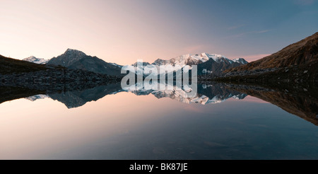 Mt. Hochfeiler reflétée dans le lac Friesenbergsee dans le parc naturel montagne Zillertaler Alpen, Tyrol, Autriche, Europe Banque D'Images