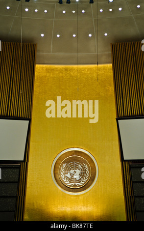 Intérieur de la salle de l'Assemblée générale des Nations Unies New York // NEW YORK, New York — intérieur de la salle de l'Assemblée générale des Nations Unies au siège des Nations Unies à New York. Le mur d'or emblématique et l'emblème des Nations Unies sont mis en évidence, soulignant l'importance mondiale de l'Assemblée. Banque D'Images
