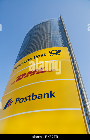 Deutsche Post, DHL et Postbank logos sur une pancarte en face de la Post Tower Banque D'Images