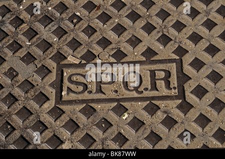 S.P.Q.R. inscription sur un couvercle, Rome, Latium, Italie, Europe Banque D'Images