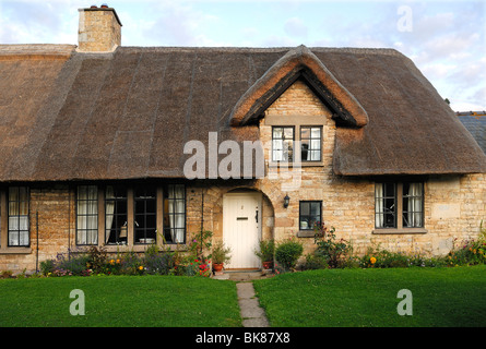 Maison ancienne chaumière, Voie du Milieu, Armscote, Warwickshire, Angleterre, Royaume-Uni, Europe Banque D'Images