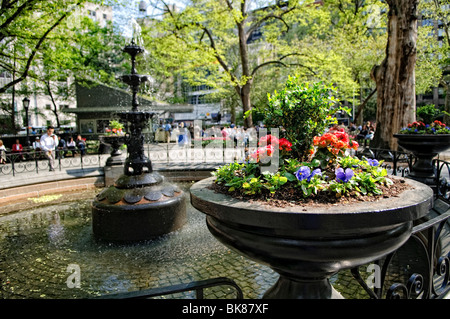 NEW YORK, NY - Fontaine et fleurs dans le Madison Square Park, New York City Banque D'Images