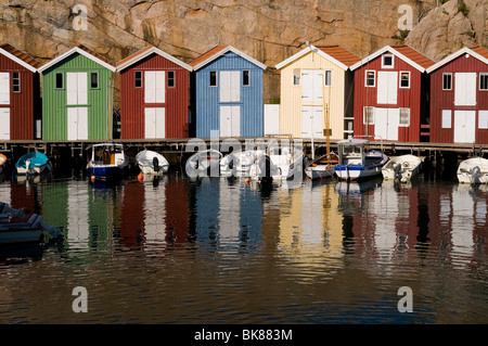 Maisons bois dans Smoegen sur la côte ouest de la Suède, Scandinavie, Europe Banque D'Images