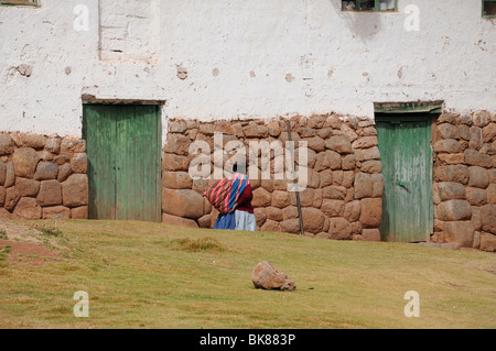 Une femme âgée, Chinchero, Inca Quechua, règlement des différends, le Pérou, Amérique du Sud, Amérique Latine Banque D'Images