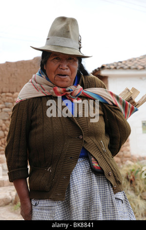 Une femme âgée, Chinchero, Inca Quechua, règlement des différends, le Pérou, Amérique du Sud, Amérique Latine Banque D'Images