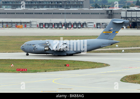 3293 de l'US AIR FORCE, Boeing C-17A Globemaster III pendant le décollage, l'aéroport de Stuttgart, Bade-Wurtemberg, Allemagne, Europe Banque D'Images