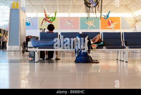 Passager en sac de couchage sur sièges à l''aéroport de Gran Canaria pendant les "retards" de cendres volcaniques Banque D'Images