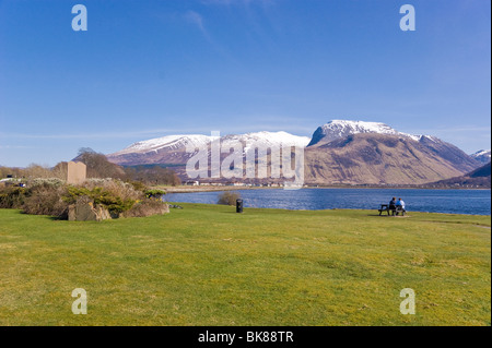 Ben Nevis, Aonach Beag et Aonach Mor dominant de Fort William avec le Loch Linnhe au premier plan vu de serrures de Corpach Banque D'Images