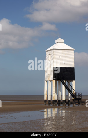 Le phare sur pilotis en bois blanc à Burnham on Sea, Somerset, Angleterre Banque D'Images