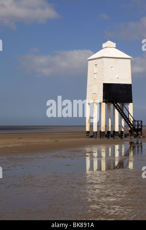 Le phare sur pilotis en bois blanc à Burnham on Sea, Somerset, Angleterre Banque D'Images