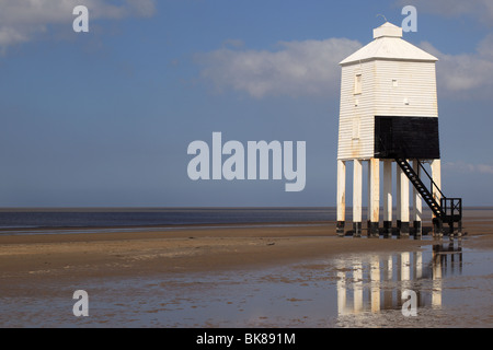 Le phare sur pilotis en bois blanc à Burnham on Sea, Somerset, Angleterre Banque D'Images