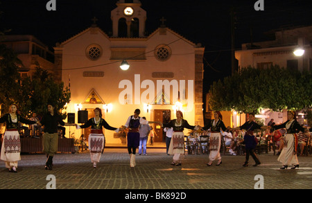 Soirée folklorique, danses de Crète, église, Mohos, plateau, Crète, Grèce, Europe Banque D'Images