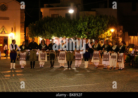 Soirée folklorique, danses de Crète, église, Mohos, plateau de Lassithi, Crète, Grèce, Europe Banque D'Images