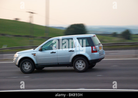 Voiture sur la M62. Banque D'Images