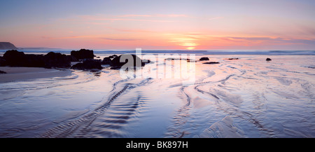 Vue panoramique sur le coucher du soleil sur la plage de Porthtowan, Cornwall Banque D'Images