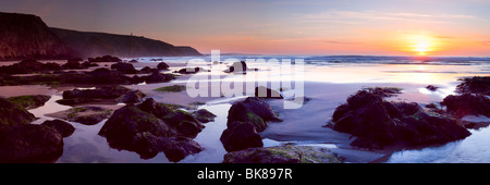 Vue panoramique sur le coucher du soleil sur la plage de Porthtowan, Cornwall Banque D'Images