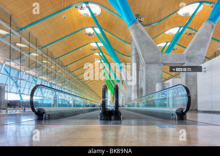 Passerelle dans le hall des départs de l'Aéroport Barajas de Madrid - - image HDR Banque D'Images