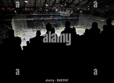 Les spectateurs dans la PostFinance Arena du SC Berne, Suisse, Europe Banque D'Images