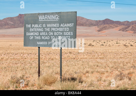 Panneau d'avertissement interdisant au public d'entrer dans la zone d'extraction de diamants sur la route de Luderitz, en Namibie. Banque D'Images