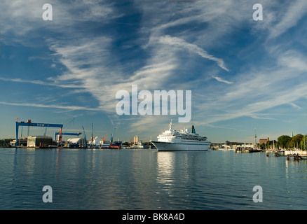 Fjord intérieur de Kiel avec un bateau de croisière et le chantier naval HDW, capitale de l'état de Kiel, Schleswig-Holstein, Allemagne, Europe Banque D'Images