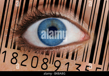 Gros plan d'un oeil avec le code à barres EAN, European Article Number, sur l'iris, image symbolique pour client transparent Banque D'Images